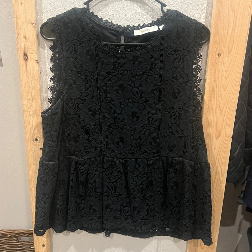 ANDREE BY UNIT Black Floral Lace Top